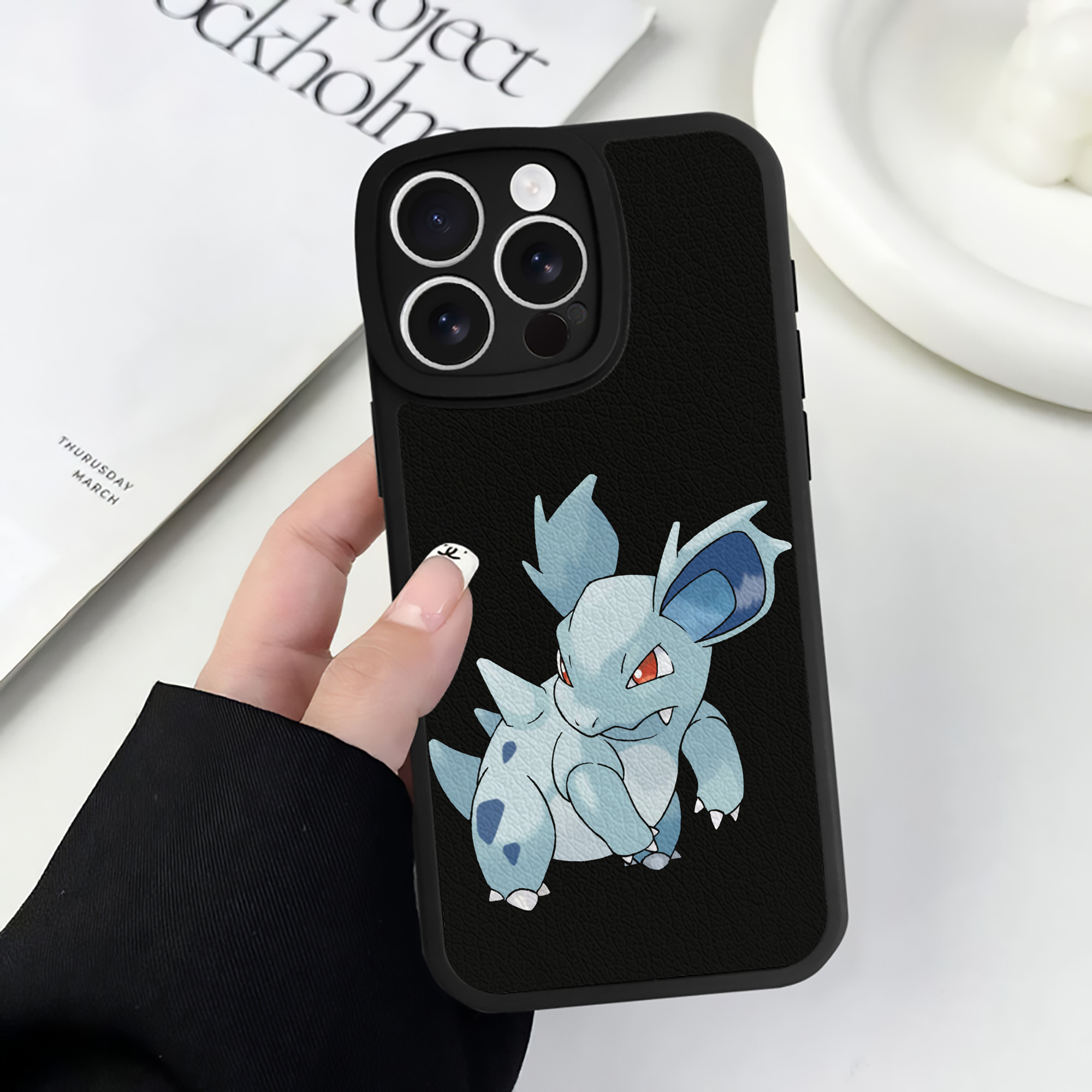 （画像用） ポケットモンスター Pokémon 【iPhone 16シリーズ対応】シリコンスマホケース（レザー調） 材質：シリコン